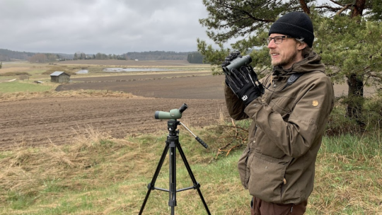 Heikki Helle kaukoputken äärellä