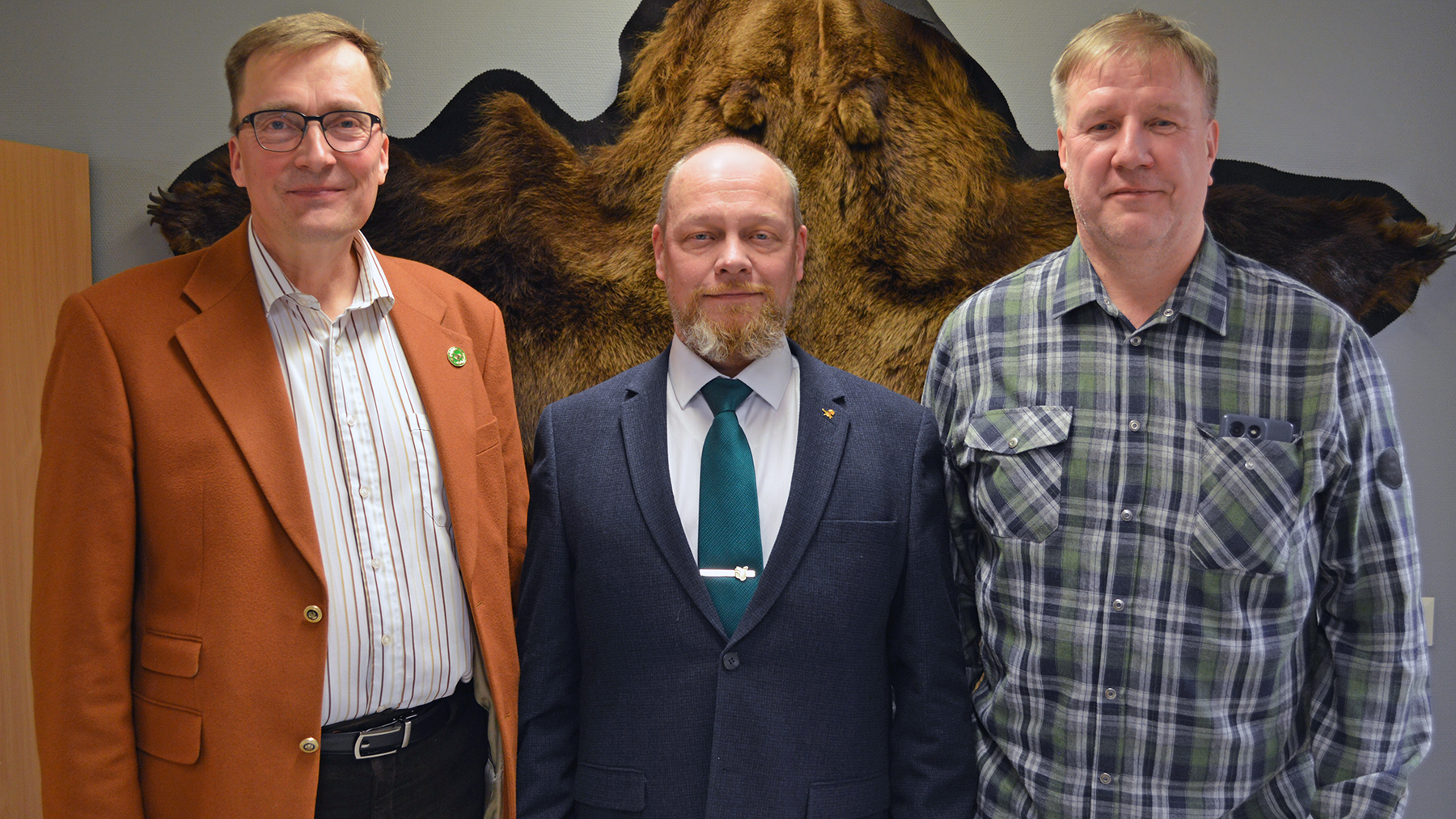 Metsästäjäliiton uusi puheenjohtajisto: vasemmalla 1. vpj. Marko Laine, keskellä puheenjohtaja Petteri Lampinen, oikealla 2. vpj. Harri Käsmä.
