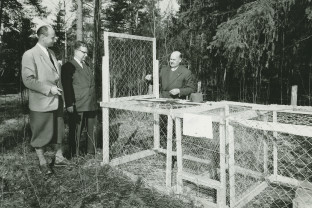 Petoloukkua esitellään Espoon Gammelgårdissa vuonna 1958, vasemmalla S. O. Lindgren. Nasakuva oy/Suomen Metsästysmuseo