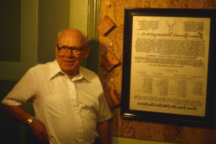 Eino Saranen, joka toi valkohäntäpeuroja Suomeen vuonna 1934  kävi uudelleenSuomessa 1980-luvun alussa ja vieraili Suomen Metsästäjäliiton toimistossa Helsingissä. 