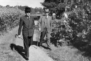 Pääministeri J. W. Rangell virka-asunnollaan Kesärannassa jatkosodan edellä 20.6.1941. Taustalla eduskunnan puhemies Väinö Hakkila.  V. Pietinen/SA-kuva.