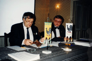 Liittohallituksen jäsen Raimo Yrjänheikki (vas.) ja toiminnanjohtaja Juha K. Kairikko johtavat kokousta. Yrjänheikki oli liittohallituksessa vuosina 1981 - 1988. Kuva: Suomen Metsästysmuseo
