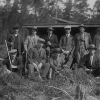 Porin Metsästysseuran haulikkokilpailun osallistujia Porin Suojeluskunnan ampumaradalla vuonna 1937. Porin Metsästysseura liittyi Metsästäjäliittoon vuonna 1922.  Suomen Metsästysmuseo. 