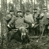 Hyvinkään Kytäjän kuuluisaan presidenttijahtiin osallistuneita metsästäjiä, vasemmassa laidassa tasavallan presidentti P. E. Svinhufvud. Ukko-Pekka osallistui myös arvostettuihin hirvijahteihin, vaikka olikin enenmmän pienriistan metsästäjä. Kuva on otettu vuonna 1936.  Suomen Metsästysmuseo.