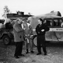 Uuno Hirvenlahti Keuruulta (vasemmalla), Metsästäjäliiton puheenjohtaja Heikki Korhonen (keskellä) ja Eero Hölttä Mikkelistä ovat metsästämässä Virossa Hiidenmaalla vuonna 1989.  Suomen Metsästysmuseo.