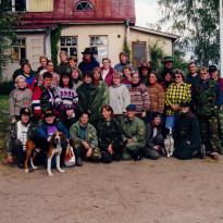 Kurssilaisia kouluttajineen Pulkinniemen riistatilan päärakennuksen edessä Hartolassa vuonna 1997. Kyseessä oli Suomen Metsästäjäliiton naisille järjestämä koulutustapahtuma.  Tapio Halla/Suomen Metsästysmuseo