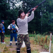 Naismetsästäjä tähtää haulikolla ilmaan ampumaradalla Hartolan koulutustapahtumassa vuonna 1997.  Tapio Halla/Suomen Metsästysmuseo