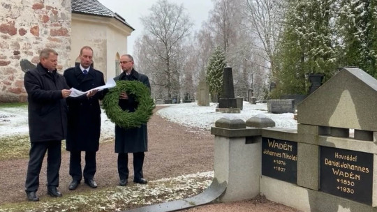 Kunniakäynti Wadénin haudalla