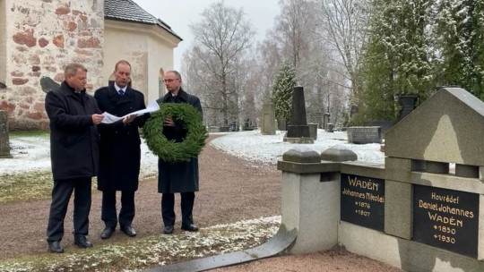 Kunniakäynti Wadénin haudalla