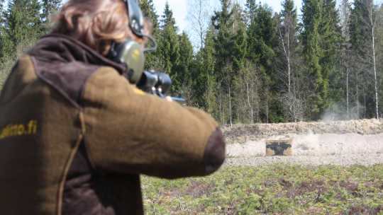 Liikkuvaan maaliin ampumista ampumaradalla
