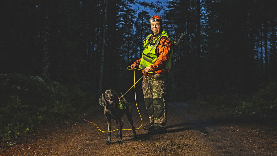 SRVA-henkilö Tom Rikberg koirineen.
