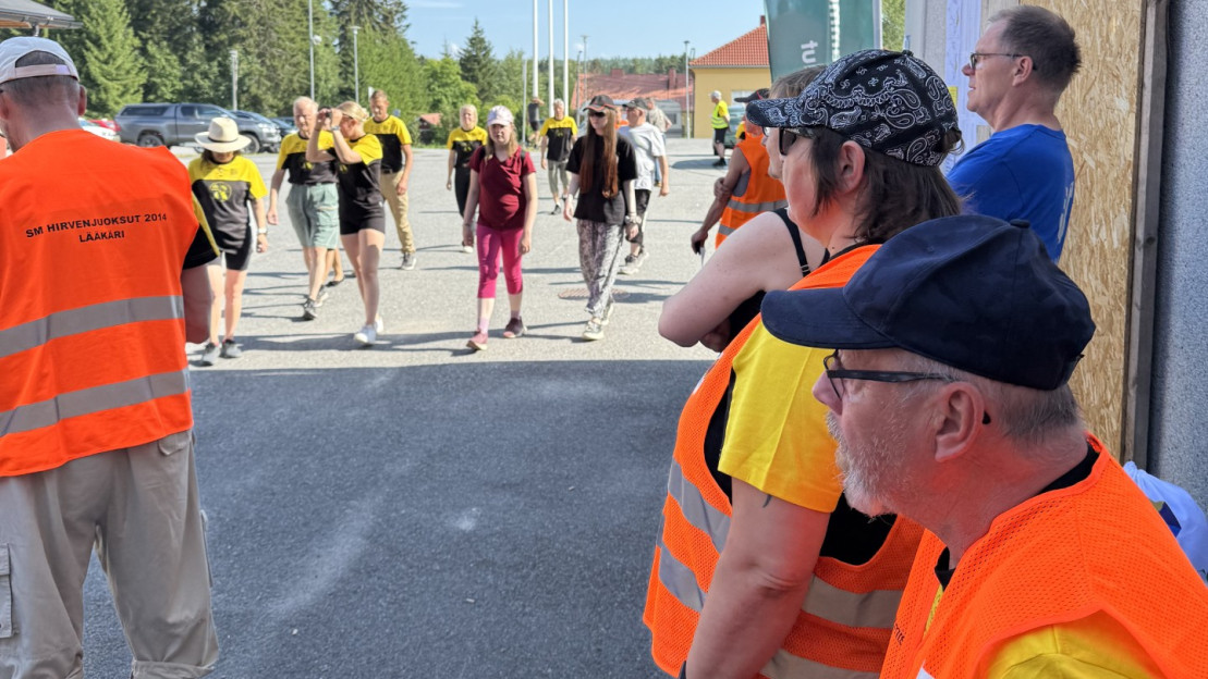 Osallistujia ja järjestäjiä SM-kisojen avajaisissa