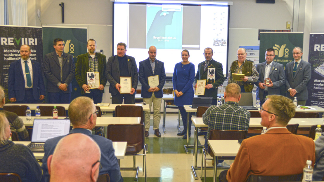 Palkitut yhteiskuvassa. 