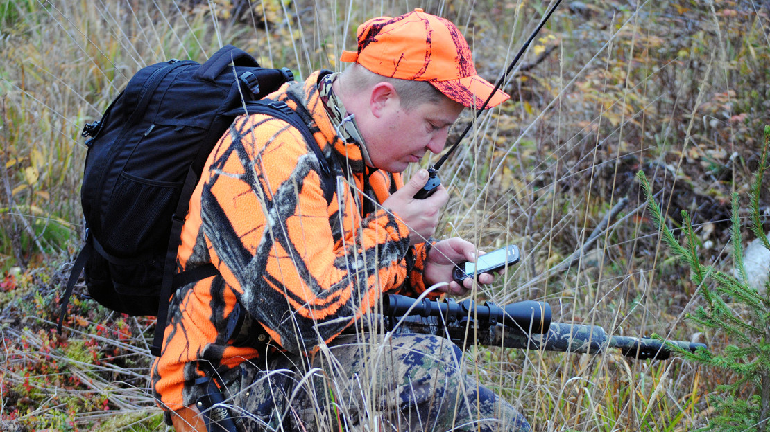 Mies seuraa jahdin etenemistä puhelimen näytöltä. Kuva: Sara Seppälä