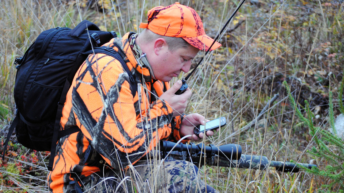 Jägarna använder positionsdata för att på sina enheter, såsom mobiltelefoner, kunna se var jakthundarna och jaktkamraterna befinner sig. Sara Seppälä.