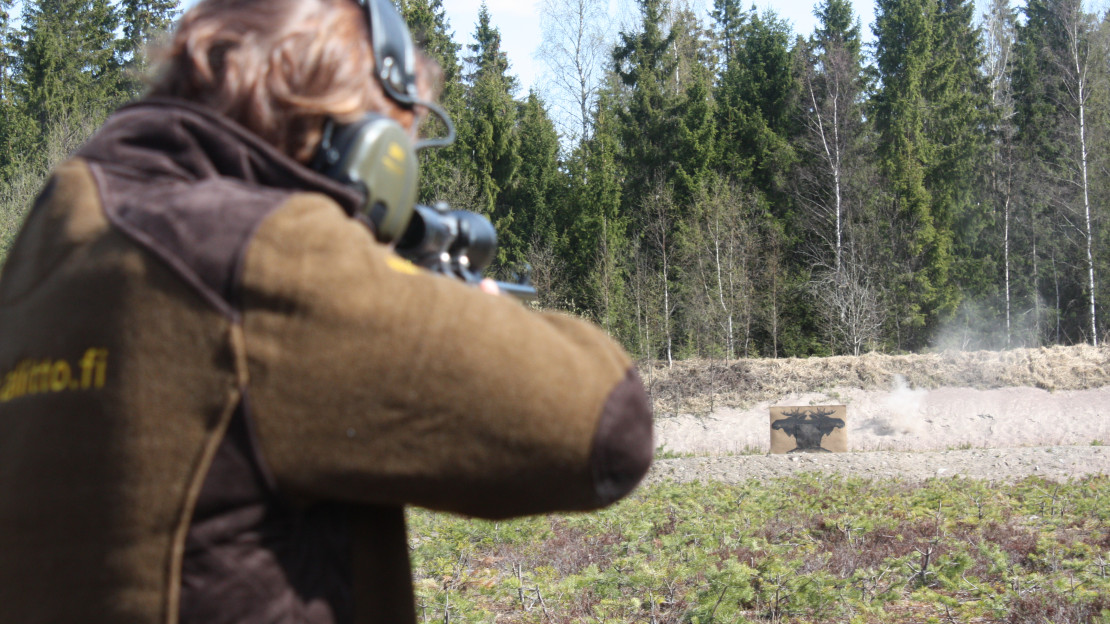 Liikkuvaan maaliin ampumista ampumaradalla