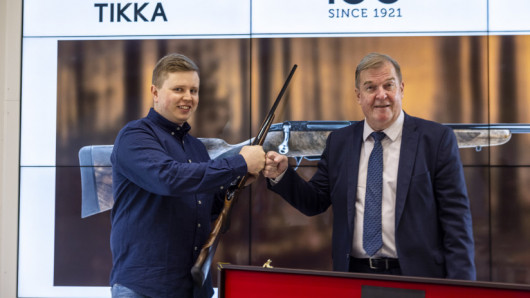 Keräilyharvinaisuus luovutettiin toimitusjohtaja Raimo Karjalaisen ja muun Sakon edustajien toimesta ostajalle, Ruodon toimitusjohtajalle Joonas Oksaselle. 