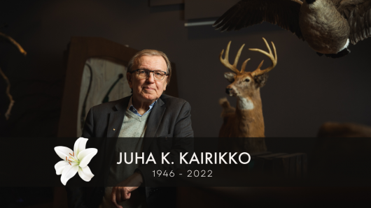 Metsästäjäliiton pitkäaikaisin toiminnanjohtaja Juha K. Kairikko kuvattiin keväällä 2021 Metsästysmuseossa. Kuva: Pekka Rousi