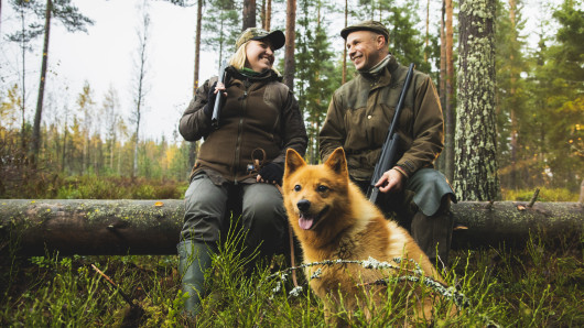 Naine, mies ja koira tauolla. Kuva: Pekka Rousi