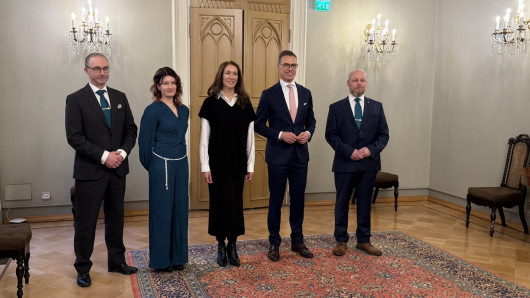 Kuvassa vasemmalta Jaakko Silpola, Pinja Järvelä, rouva Suzanne Innes-Stubb, tasavallan presidentti Alexander Stubb sekä Petteri Lampinen.
