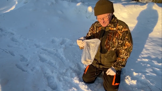 DNA-näytteen kerääjä kakkapussin kanssa.