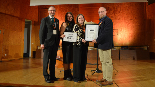 Wadén-palkinto luovutettiin erätoimittaja Eija Vallinheimolle (kolmas vasemmalta). Palkinnon luovuttivat Metsästäjäliiton toiminnanjohtaja Jaakko Silpola, riista-asiantuntija Leena Kangas sekä puheenjohtaja Petteri Lampinen.