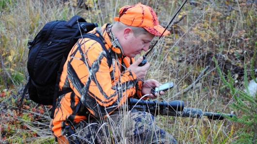 Mies seuraa jahdin etenemistä puhelimen näytöltä. Kuva: Sara Seppälä