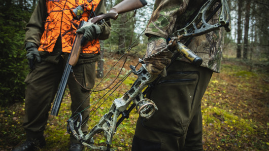 Haulikkometsästäjä ja jousimetsästäjä metsässä. Kuva: Pekka Rousi.